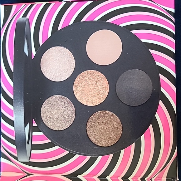 MAC surprise eyes, eye shadow - holiday special - hypnotising - Picture 3 of 3